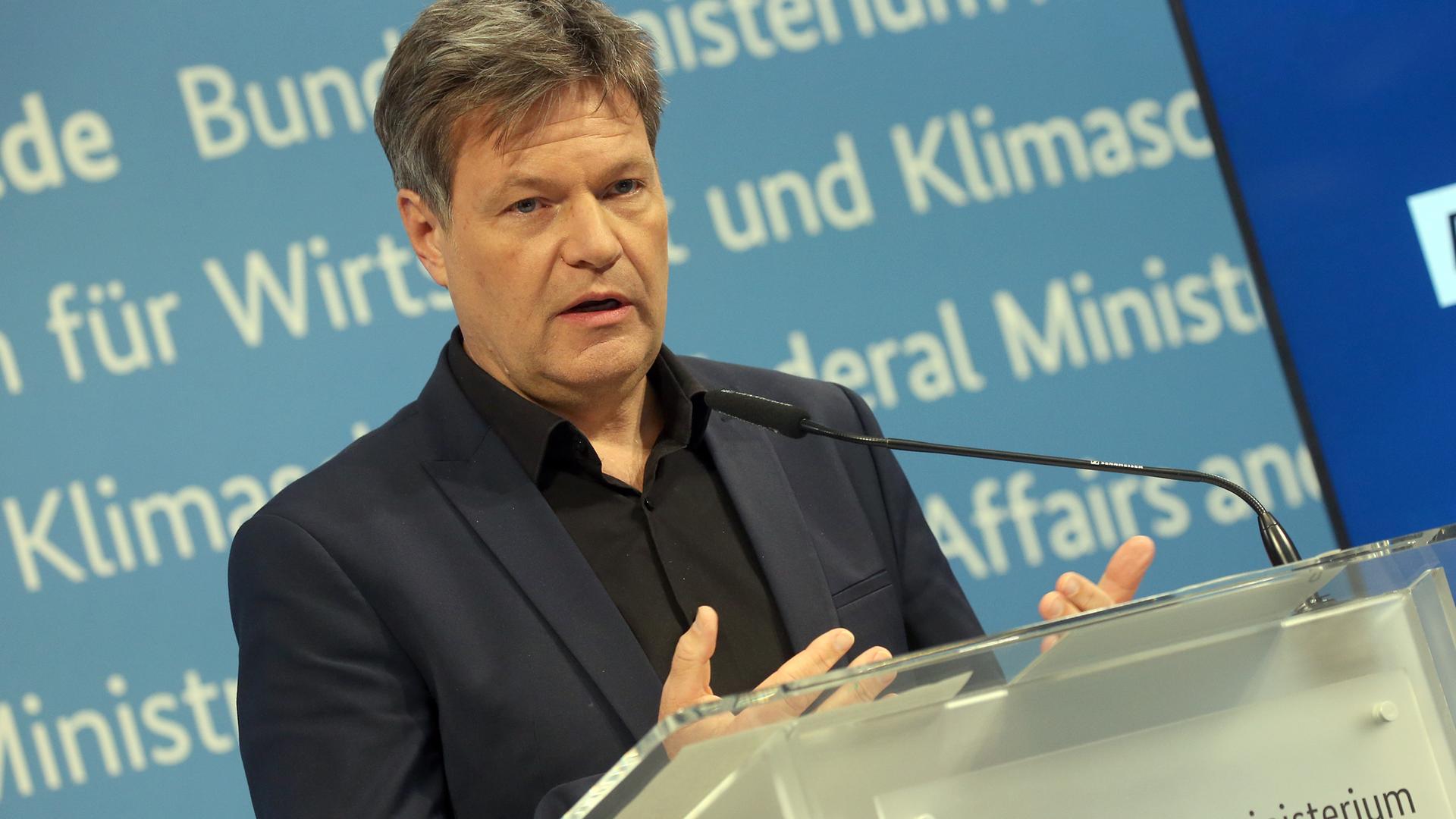 Robert Habeck (Bündnis 90/Die Grünen), Bundeswirtschaftsminister, beantwortet in seinem Ministerium Fragen von Journalisten.