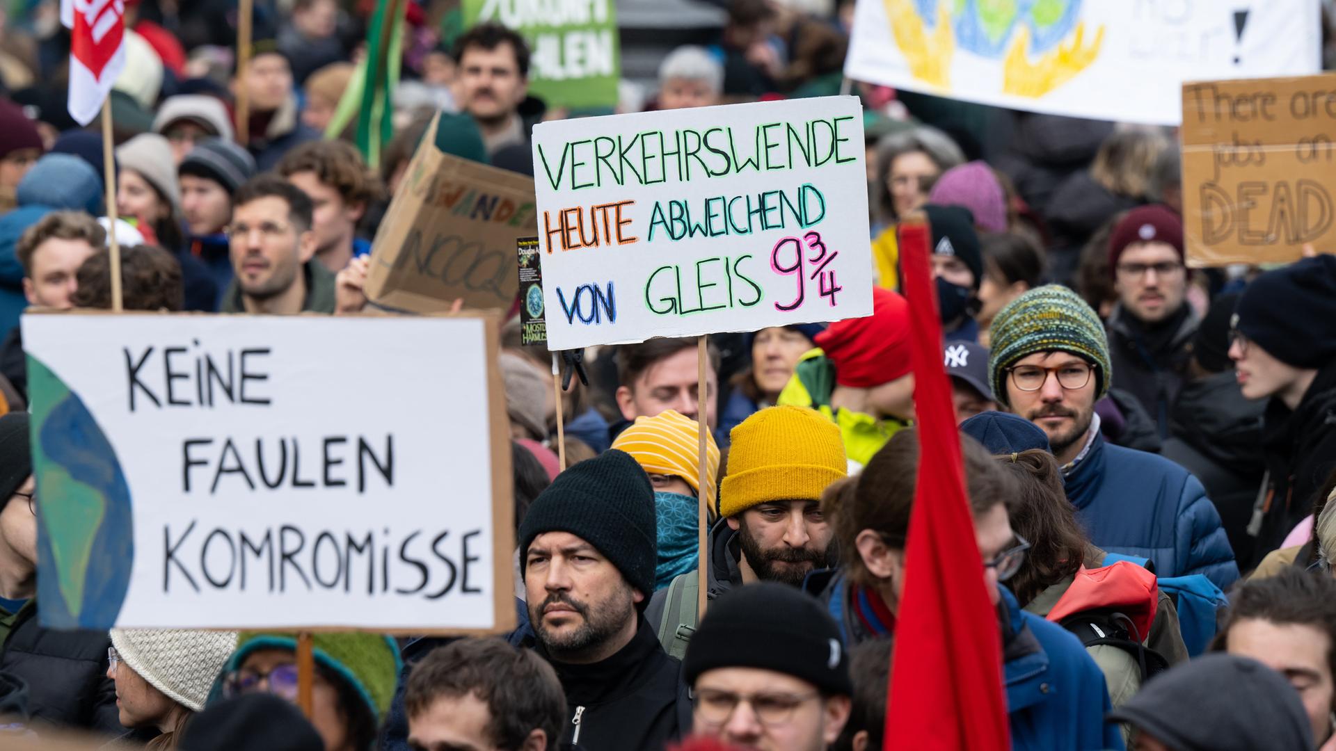 Zahlreiche Menschen nehmen an einer Demonstration zum globalen Klimastreik teil.