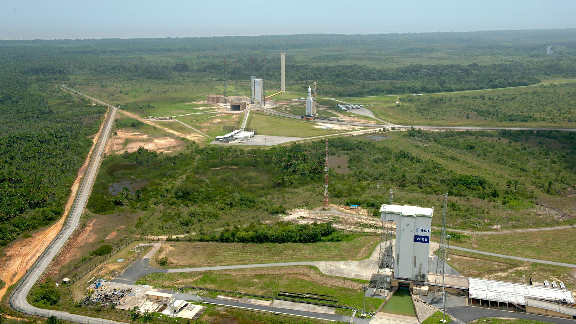 Raketenstartplatz zwischen Dschungel und Atlantik: Startrampen am Weltraumzentrum Guyana in Kourou. 