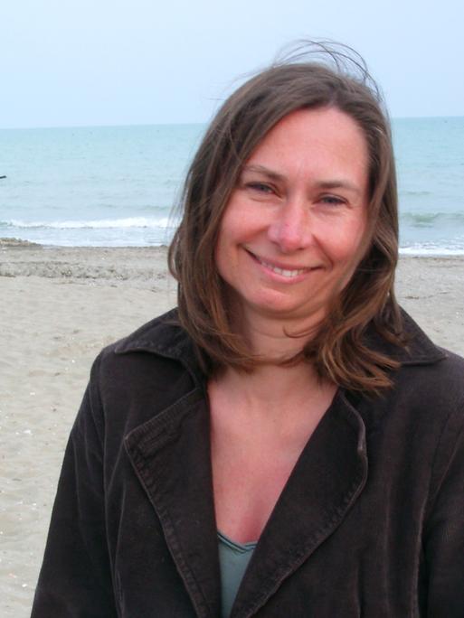 Portrait von Agnieszka Kowaluk, im Hintergrund Meer und Strand Portrait von Agnieszka Kowaluk, im Hintergrund Meer und Strand
