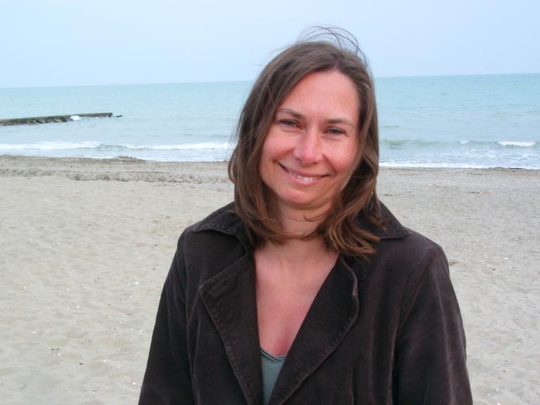 Portrait von Agnieszka Kowaluk, im Hintergrund Meer und Strand Portrait von Agnieszka Kowaluk, im Hintergrund Meer und Strand