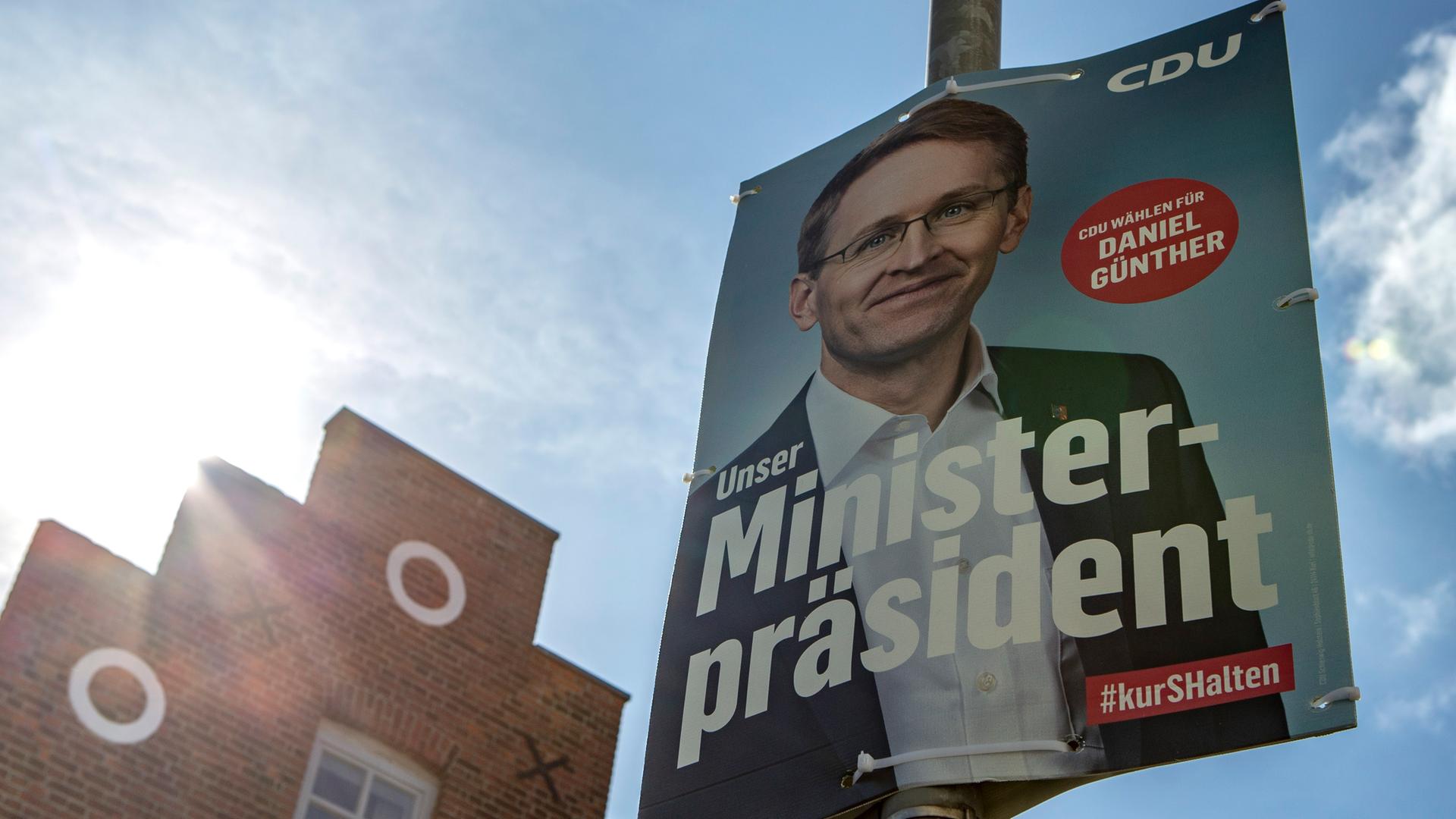 Wahlplakate zur Landtagswahl am 8. Mai 2022 sind in Lübeck-Travemünde (Schleswig Holstein). Zu sehen: Daniel Günther (CDU) mit dem Schriftzug "Unser Ministerpräsident"