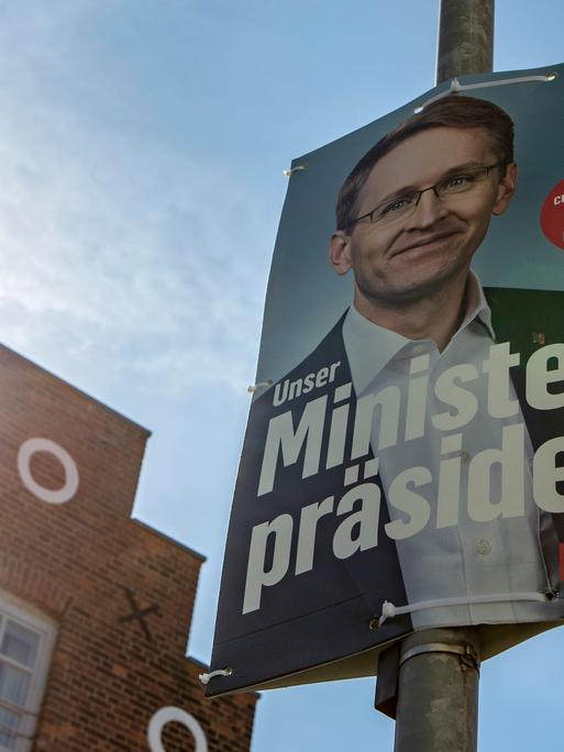 Wahlplakate zur Landtagswahl am 8. Mai 2022 sind in Lübeck-Travemünde (Schleswig Holstein). Zu sehen: Daniel Günther (CDU) mit dem Schriftzug "Unser Ministerpräsident"