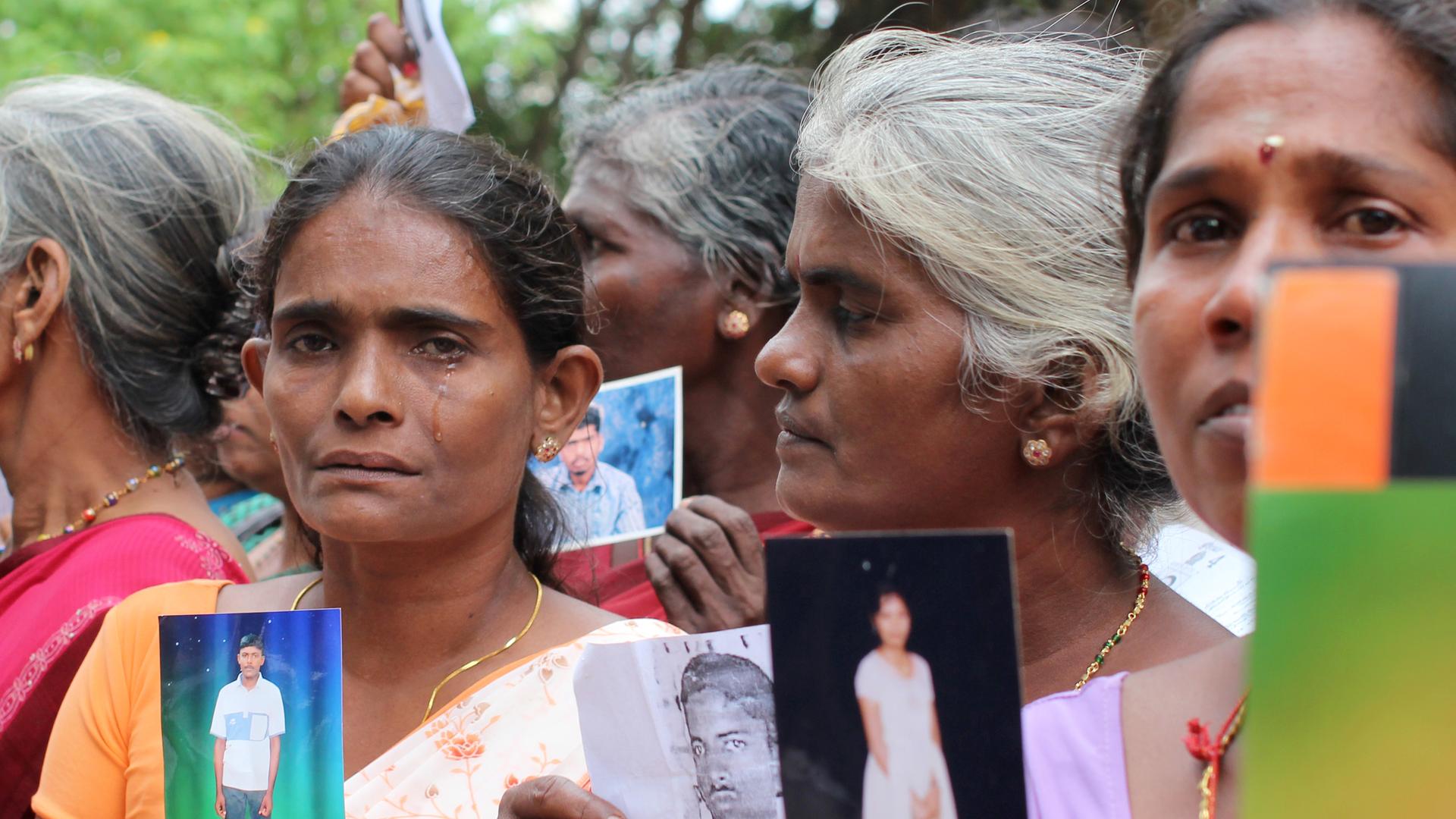 Angehörige von Menschen, die während des Bürgerkrieges oder in der Zeit danach verschwunden und bis heute nicht wieder aufgetaucht sind, protestieren am 15.11.2013 in Jaffna, Sri Lanka. Direkt nach dem Bürgerkrieg wurde Sri Lanka zum Gastgeber des Commonwealth-Gipfels ernannt. Eine umstrittene Entscheidung - denn statt über den Staatenbund wurde nun vor allem über die Menschenrechtslage in Sri Lanka gesprochen. Foto: Doreen Fiedler/dpa (zu dpa:"Verschwunden und vertrieben - das Leid der Tamilen nimmt kein Ende" vom 17.11.2013) ++