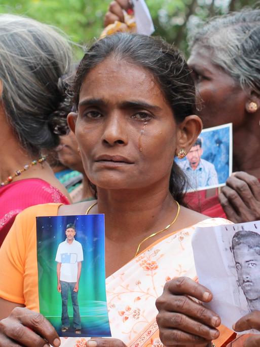 Angehörige von Menschen, die während des Bürgerkrieges oder in der Zeit danach verschwunden und bis heute nicht wieder aufgetaucht sind, protestieren am 15.11.2013 in Jaffna, Sri Lanka. Direkt nach dem Bürgerkrieg wurde Sri Lanka zum Gastgeber des Commonwealth-Gipfels ernannt. Eine umstrittene Entscheidung - denn statt über den Staatenbund wurde nun vor allem über die Menschenrechtslage in Sri Lanka gesprochen. Foto: Doreen Fiedler/dpa (zu dpa:"Verschwunden und vertrieben - das Leid der Tamilen nimmt kein Ende" vom 17.11.2013) ++