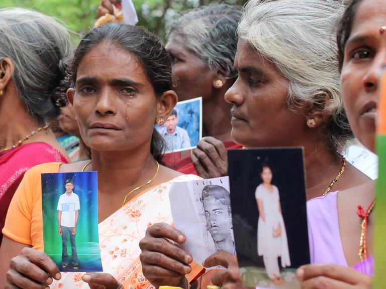 Angehörige von Menschen, die während des Bürgerkrieges oder in der Zeit danach verschwunden und bis heute nicht wieder aufgetaucht sind, protestieren am 15.11.2013 in Jaffna, Sri Lanka. Direkt nach dem Bürgerkrieg wurde Sri Lanka zum Gastgeber des Commonwealth-Gipfels ernannt. Eine umstrittene Entscheidung - denn statt über den Staatenbund wurde nun vor allem über die Menschenrechtslage in Sri Lanka gesprochen. Foto: Doreen Fiedler/dpa (zu dpa:"Verschwunden und vertrieben - das Leid der Tamilen nimmt kein Ende" vom 17.11.2013) ++