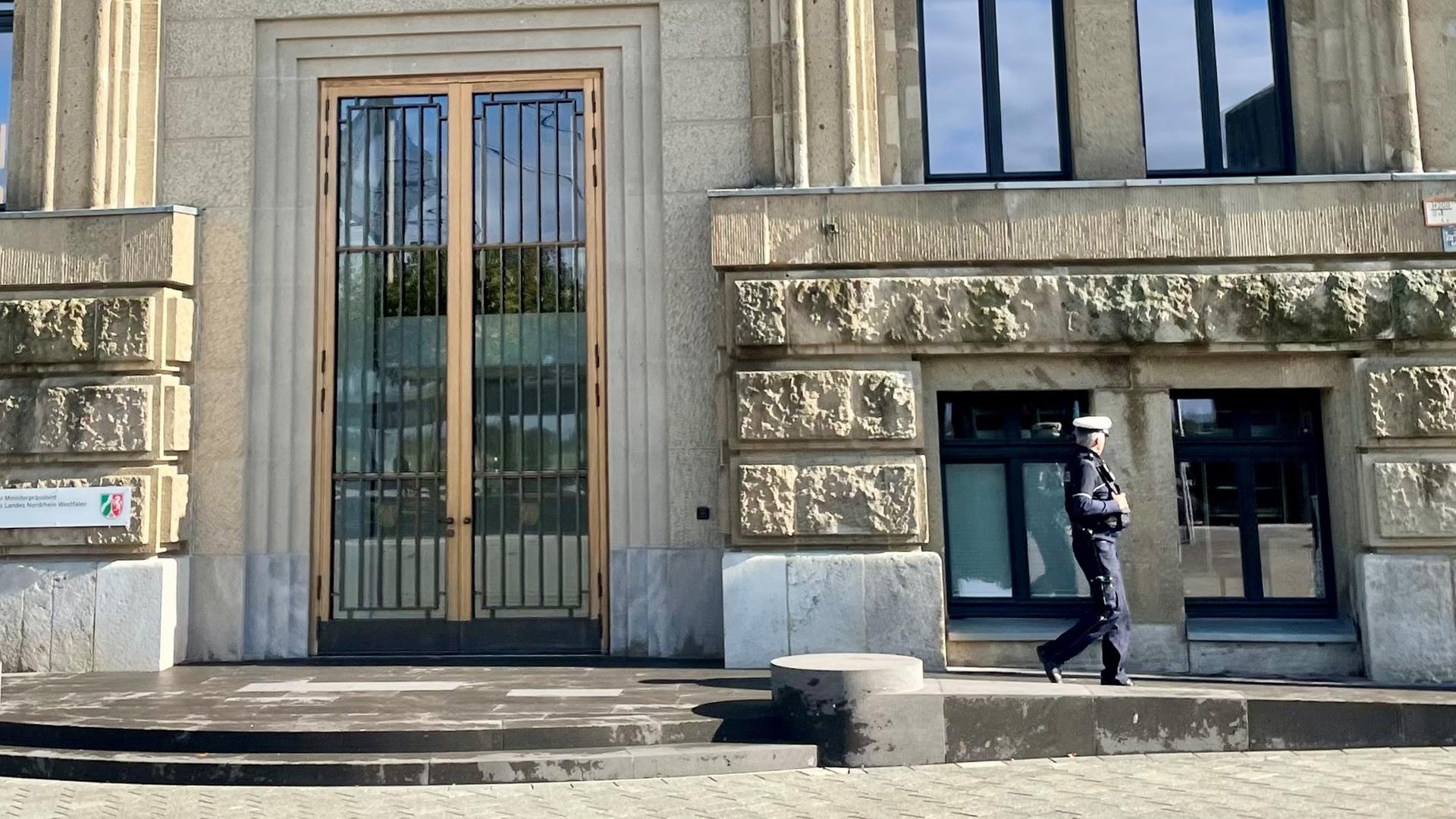 Düsseldorf: Ein Polizist geht am neuen sogenannten repräsentativen Eingang der Staatskanzlei entlang. Düsseldorf: Ein Polizist geht am neuen sogenannten repräsentativen Eingang der Staatskanzlei entlang.