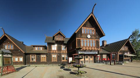 Der hölzerne Bahnhof in Boden in der Frontalansicht.
