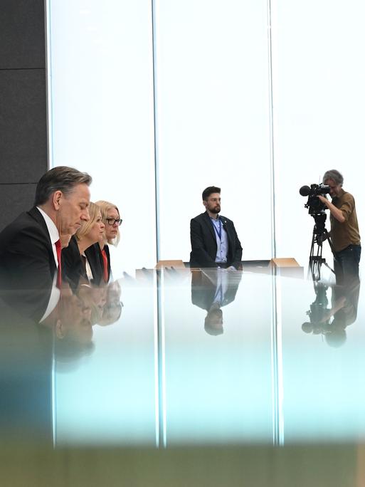 Nancy Faeser (SPD, 4.v.l.) Bundesministerin des Innern und Heimat, und Holger Münch (3.v.l.), Präsident des Bundeskriminalamtes (BKA), präsentieren die Polizeiliche Kriminalstatistik 2023 (PKS).