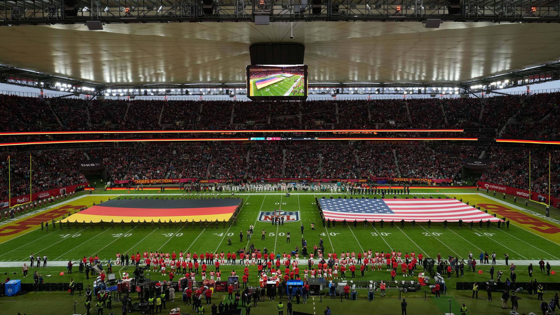 Ein weiter Blick ins Stadion in Frankfurt, auf dem Spielfeld sind die deutsche und die amerikanische Flagge ausgebreitet.