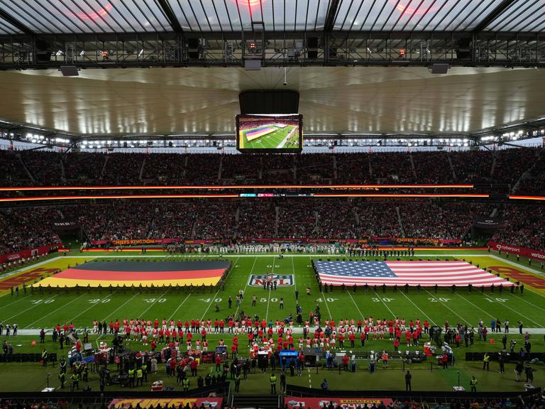 Ein weiter Blick ins Stadion in Frankfurt, auf dem Spielfeld sind die deutsche und die amerikanische Flagge ausgebreitet.