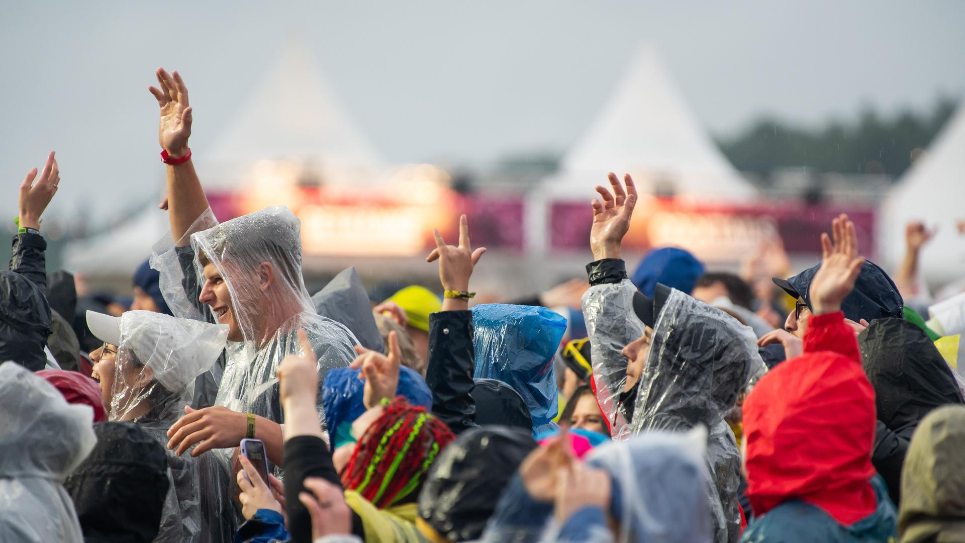 Festivalbesucher jubeln während eines Konzerts der Gruppe «Grossstadtgeflüster» auf dem Gelände des Southside Festivals. Festivalbesucher jubeln während eines Konzerts der Gruppe «Grossstadtgeflüster» auf dem Gelände des Southside Festivals.