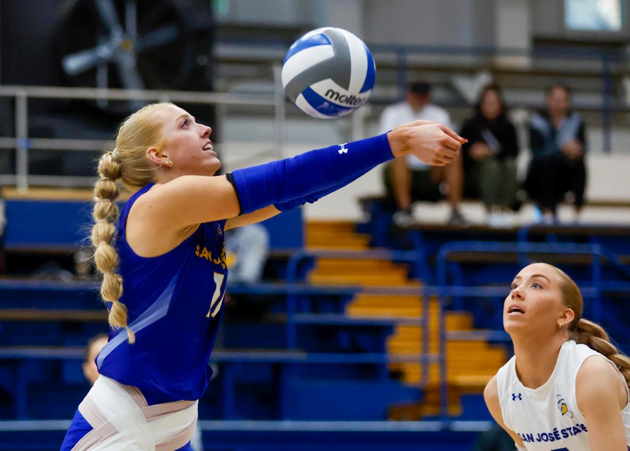 Brooke Slusser (li), Volleyball-Spielerin der Unviveristät San José nimmt einen Ball im Bagger, bei dem die Unterarme paralle sind, an.