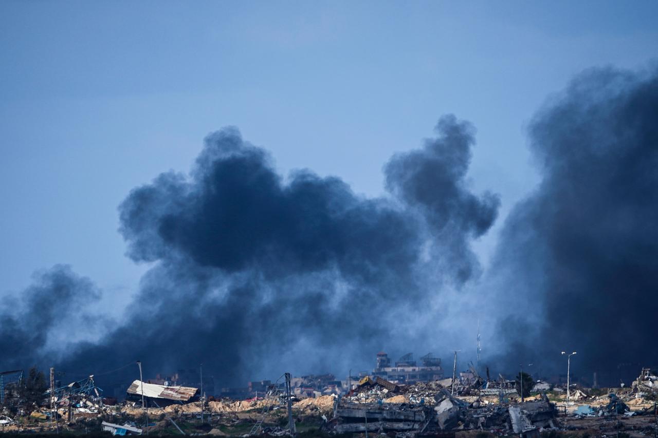 Rauch steigt nach einem israelischen Bombardement im Gazastreifen auf, vom Süden Israels aus gesehen. 