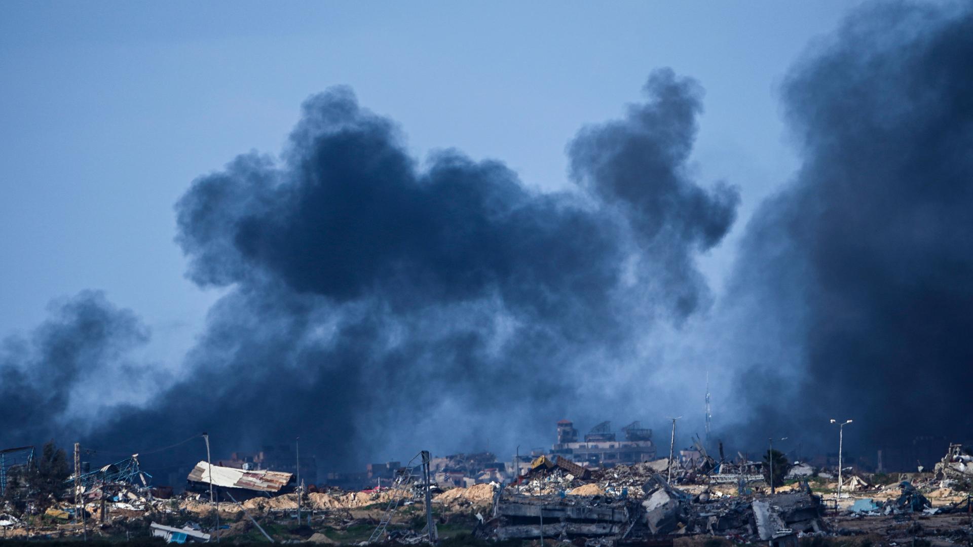 Rauch steigt nach einem israelischen Bombardement im Gazastreifen auf, vom Süden Israels aus gesehen.