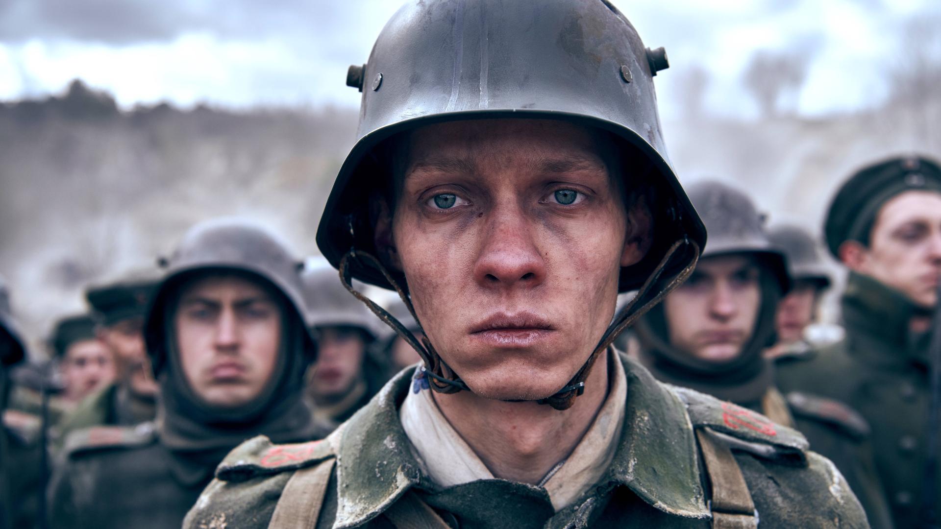 Ein Soldat mit Helm schaut traurig in die Kamera.
