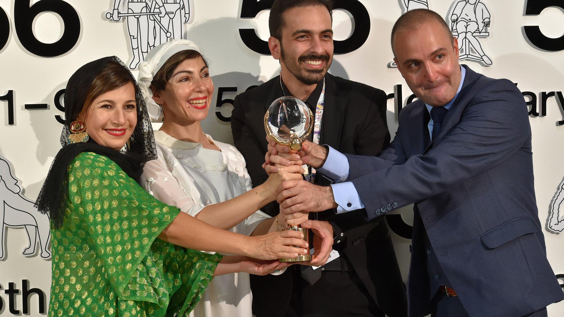 Die iranisch-kanadische Regisseurin Sadaf Foroughi posiert mit ihrem Team beim Festival Karlovy Vary für die Presse. Ihr Drama "Summer With Hope" über einen jungen Schwimmer wurde als bester Film ausgezeichnet.