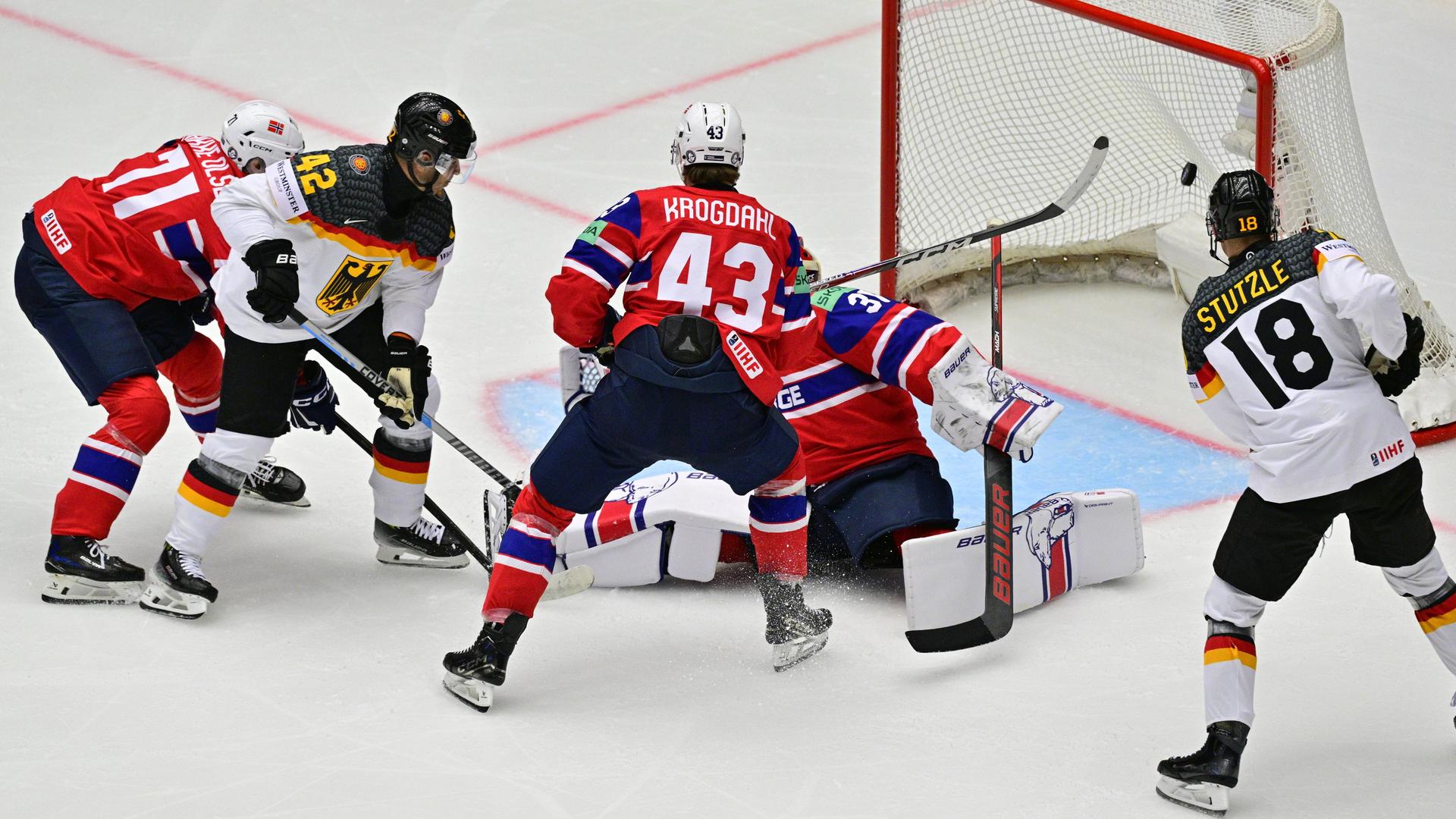 Eishockey-Weltmeisterschaft: Yasin Ehliz (2. v.l.) vom deutschen Nationalteam schießt ein Tor im Spiel gegen Norwegen. 