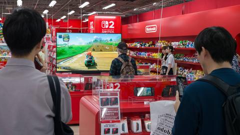 In einem Elektronikgeschäft in Japan testet ein Mann die Spielekonsole Switch Zwei.
