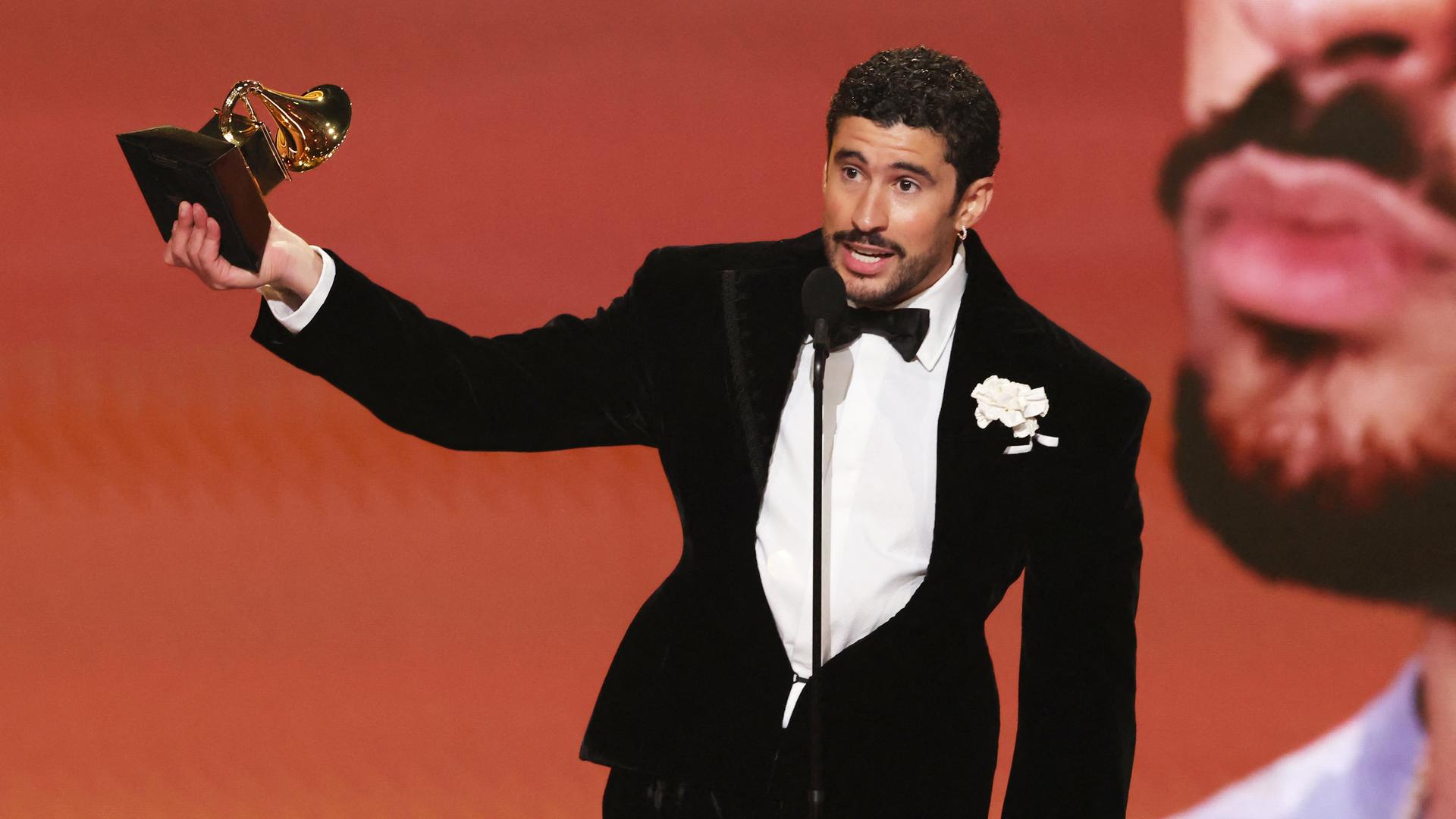 Bad Bunny steht in Los Angeles auf der Bühne und reckt den Grammy für das beste Album in die Höhe.