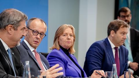 Markus Söder, Friedrich Merz, Bärbel Bas, Lars Klingbeil geben eine Pressekonferenz nach dem Koalitionsausschuss im Bundeskanzleramt. 