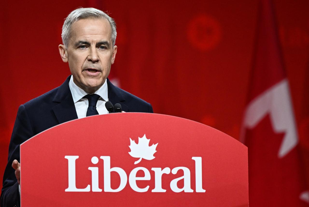 Der kanadische Premierminister Mark Carney im März 2025 in Ottawa bei einer Wahlkampfrede. Er steht an einem Rednerpult mit der Aufschrift "Liberal", dem Namen seiner Partei. Der kanadische Premierminister Mark Carney im März 2025 in Ottawa bei einer Wahlkampfrede. Er steht an einem Rednerpult mit der Aufschrift "Liberal", dem Namen seiner Partei.