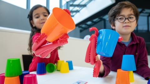 Zwei Kinder spielen am Rande der Hauptpressekonferenz zur 71. Spielwarenmesse im Messezentrum Nürnberg das Spiel "Octopus Party".