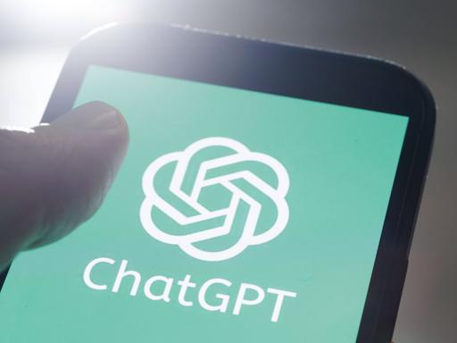 Das Logo des Chatbots ChatGPT des Unternehmens OpenAI ist auf einem Smartphone zu sehen. 