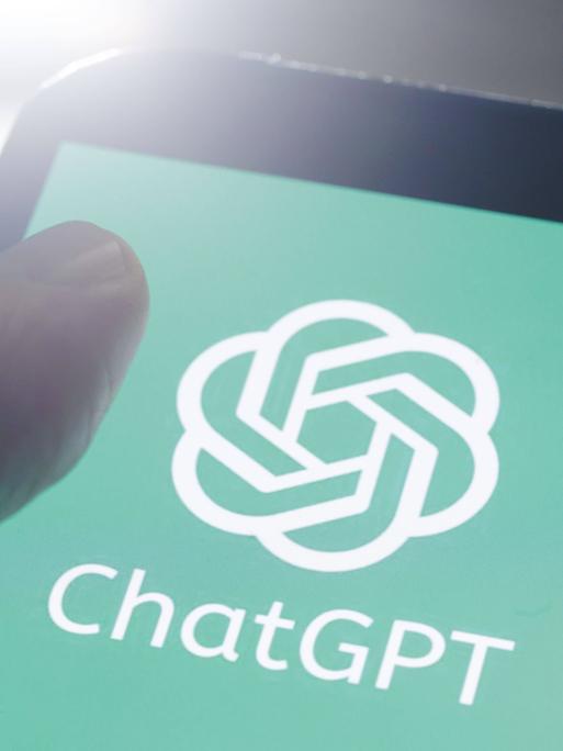 Das Logo des Chatbots ChatGPT des Unternehmens OpenAI ist auf einem Smartphone zu sehen. Das Logo des Chatbots ChatGPT des Unternehmens OpenAI ist auf einem Smartphone zu sehen.