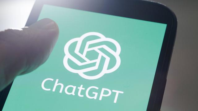 Das Logo des Chatbots ChatGPT des Unternehmens OpenAI ist auf einem Smartphone zu sehen. Das Logo des Chatbots ChatGPT des Unternehmens OpenAI ist auf einem Smartphone zu sehen.