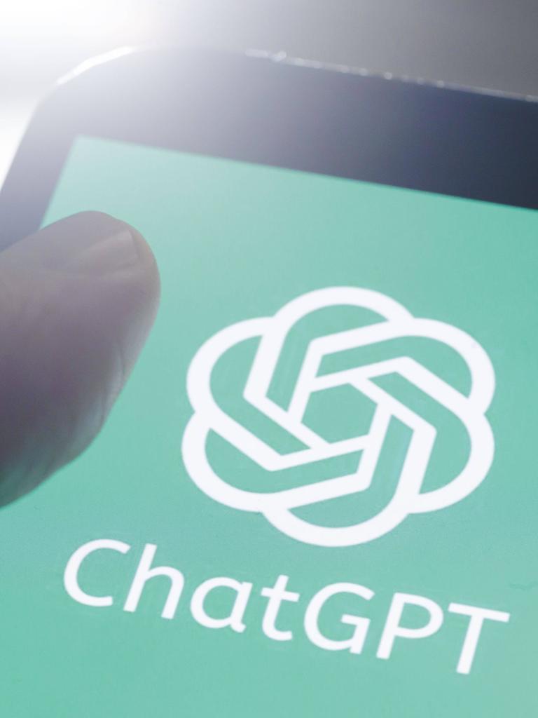 Das Logo des Chatbots ChatGPT des Unternehmens OpenAI ist auf einem Smartphone zu sehen. 