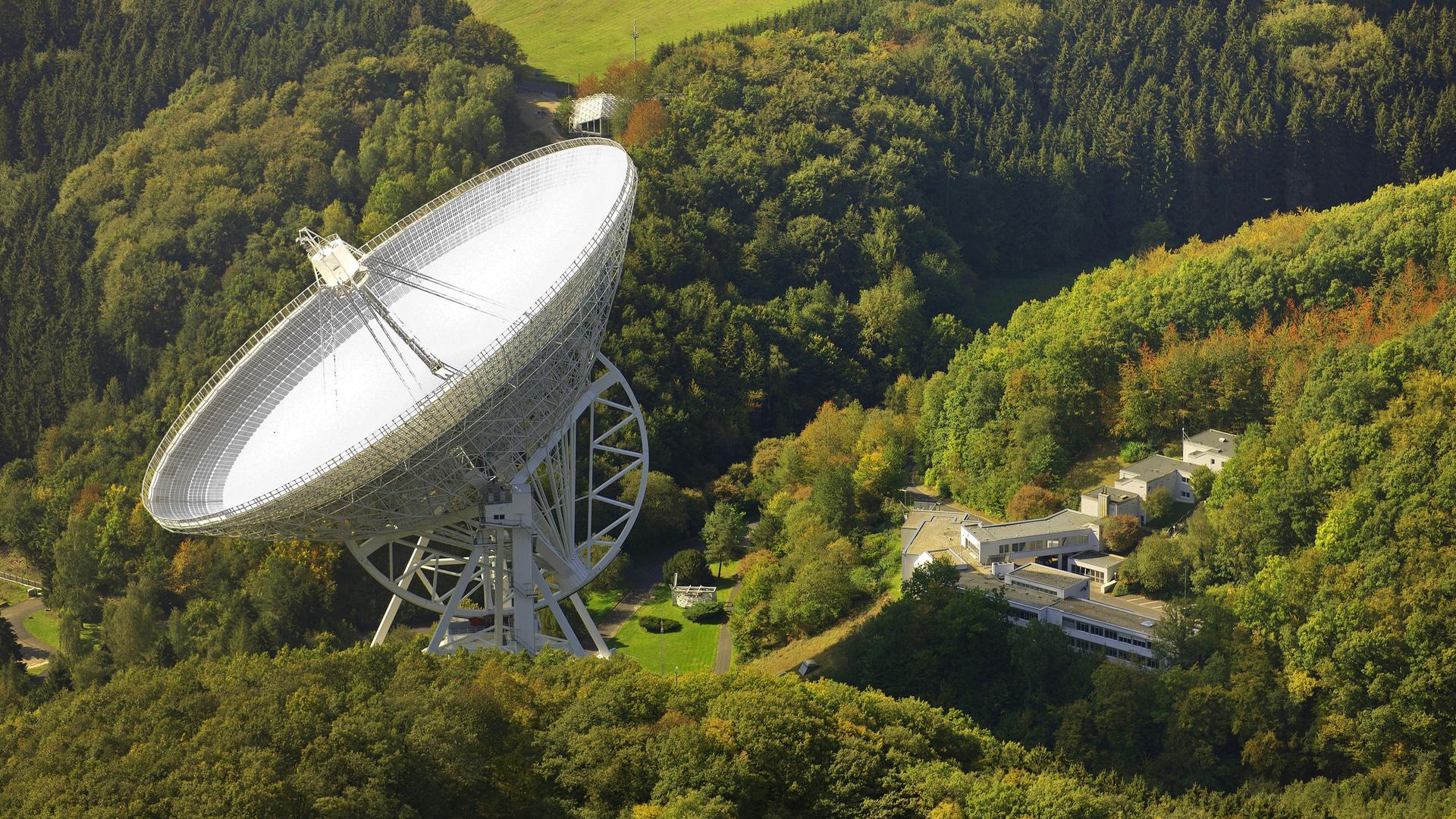 Ein Luftbild zeigt das Radioteleskop Effelsberg des Max-Planck-Instituts für Radioastronomie in Nordrhein-Westfalen.