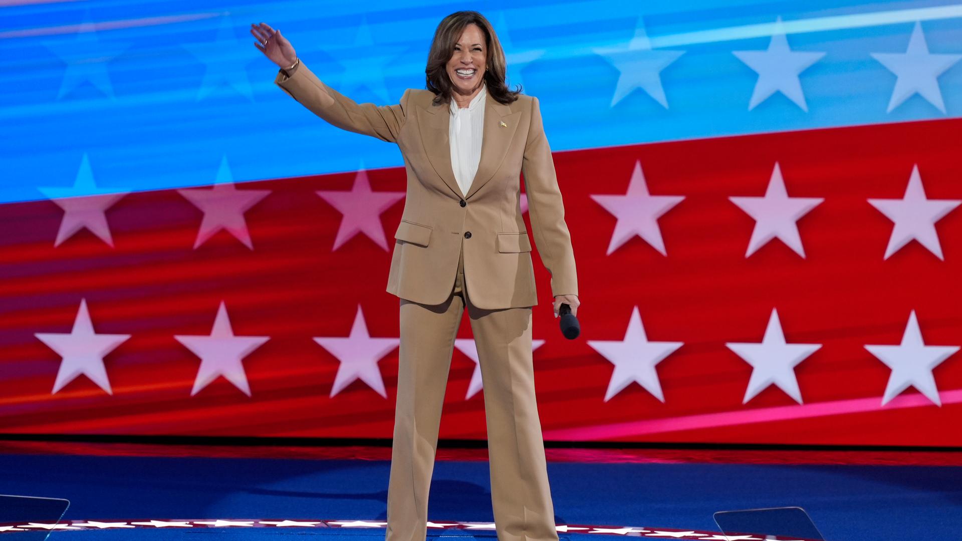 Das Foto zeigt Kamala Harris, sie winkt.