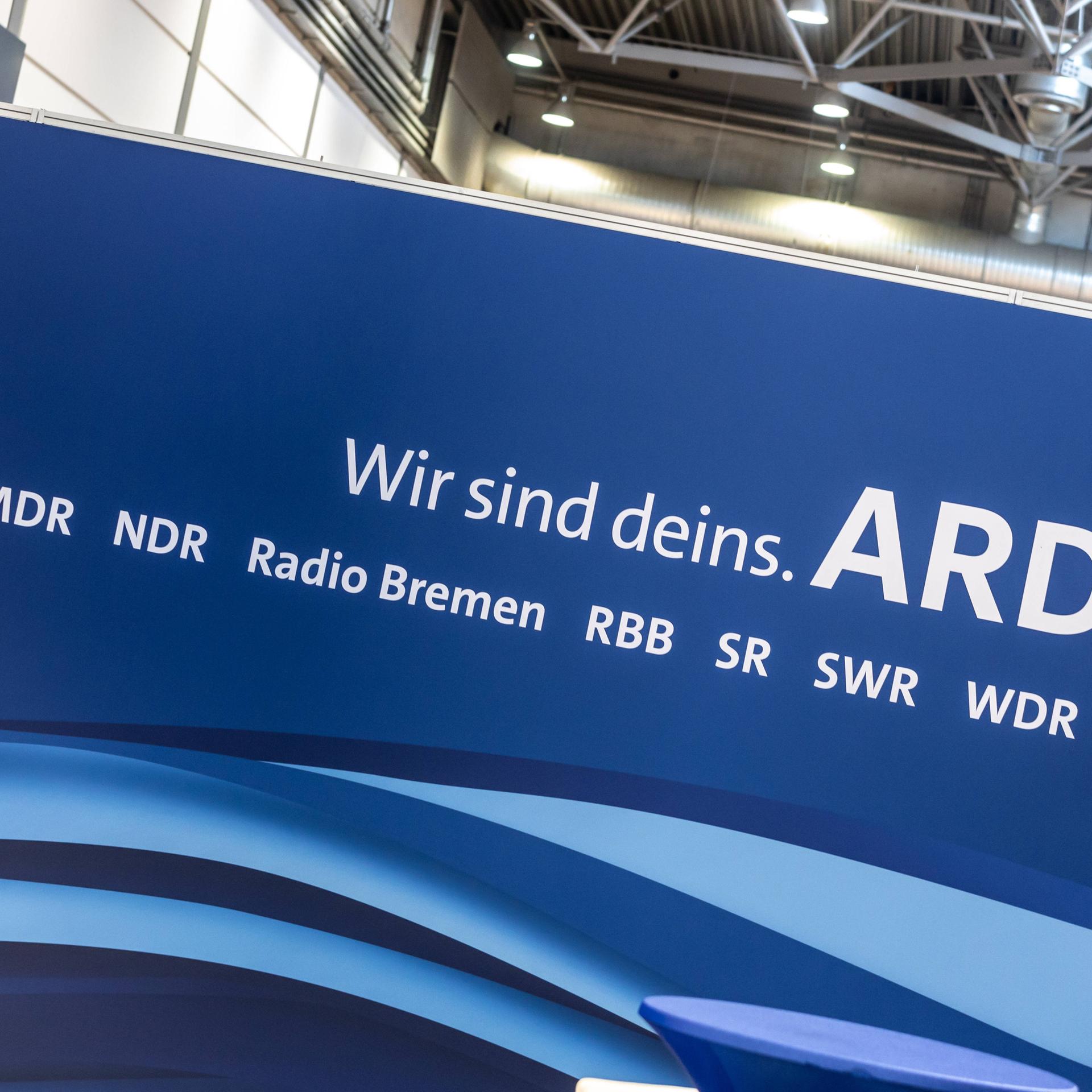Wir sind Deins, das Logo der ARD Arbeitsgemeinschaft der öffentlich rechtlichen Rundfunksender Deutschlands mit den Kürzeln der Sendeanstalten BR, HR, MDR NDR, Radio Bremen, RBB, SR SWR und WDR