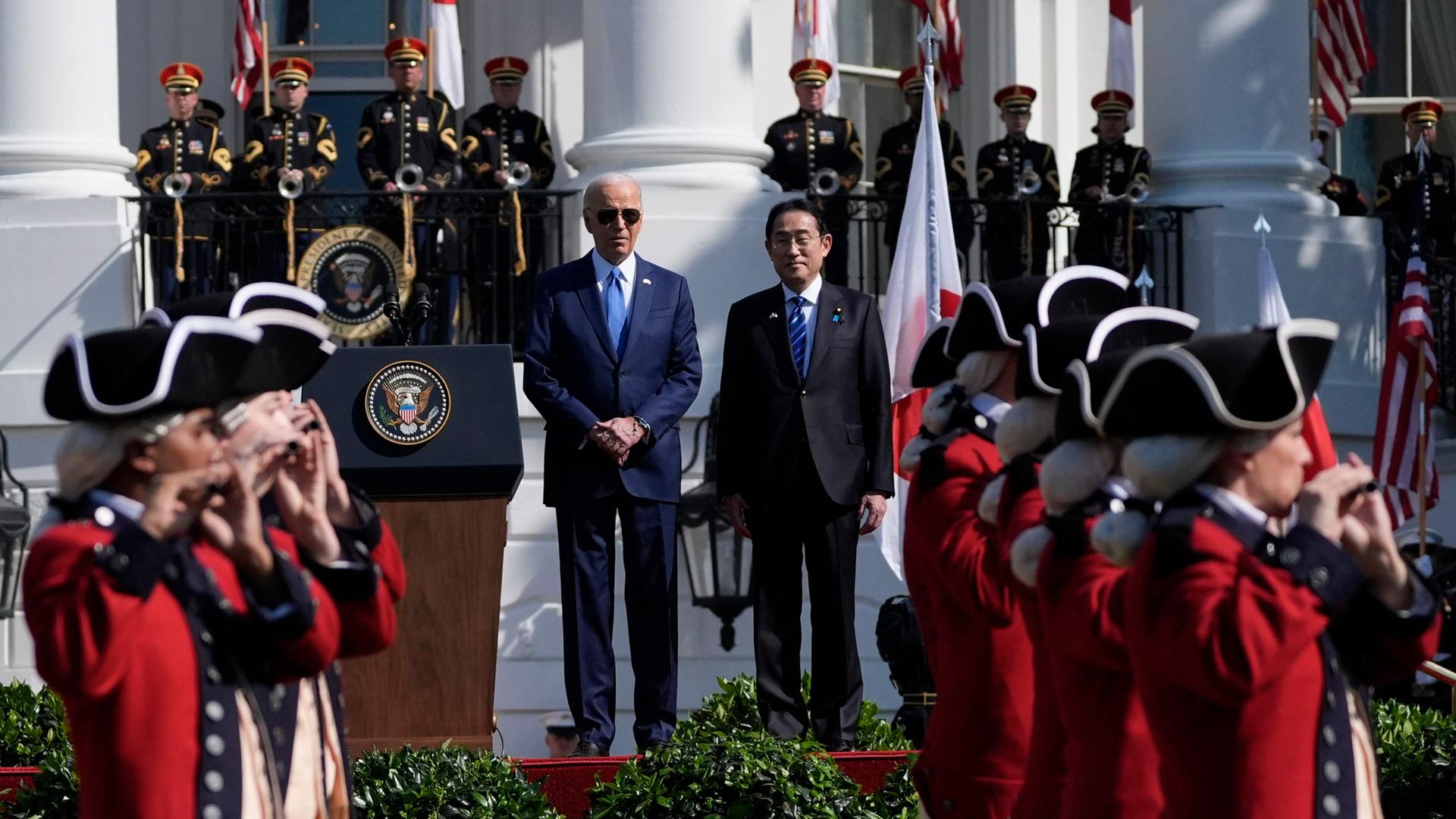USA, Washington: Präsident Joe Biden (M,l-r) und der japanische Premierminister Fumio Kishida sehen dem Old Guard Fife and Drum Corps der US-Armee während einer Willkommenszeremonie auf dem South Lawn des Weißen Hauses zu. USA, Washington: Präsident Joe Biden (M,l-r) und der japanische Premierminister Fumio Kishida sehen dem Old Guard Fife and Drum Corps der US-Armee während einer Willkommenszeremonie auf dem South Lawn des Weißen Hauses zu.