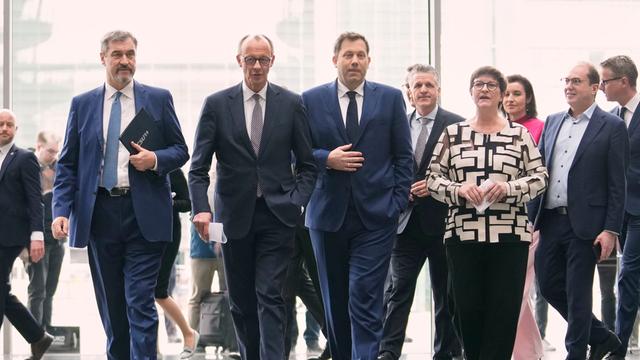 Das Foto zeigt CSU-Chef Markus Söder,, den wahrscheinlich neuen Bundes-Kanzler Friedrich Merz und SPD-Chef Lars Klingbeil.