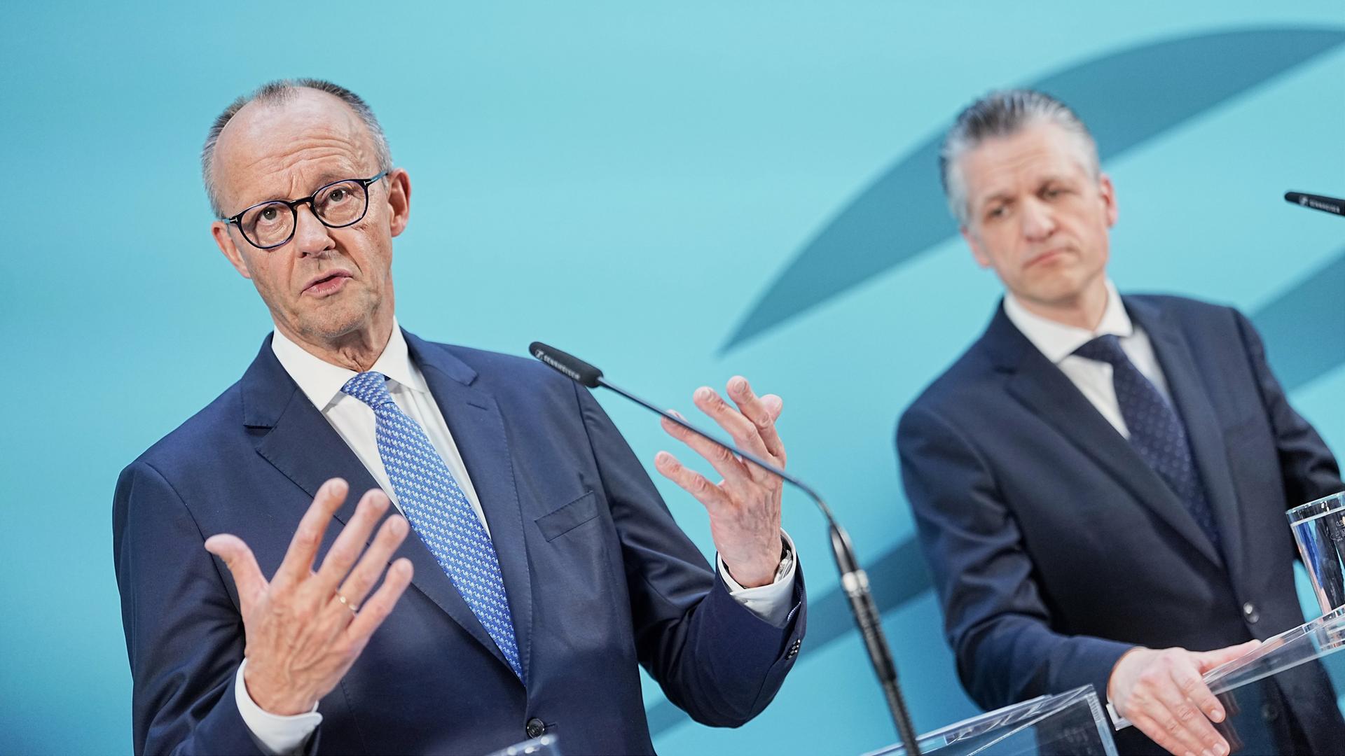 Bundeskanzler Friedrich Merz und Thorsten Frei geben eine Pressekonferenz nach einer Sondersitzung der CDU/CSU-Bundestagsfraktion zur Wahl des Fraktionsvorsitzenden.