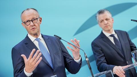 Bundeskanzler Friedrich Merz und Thorsten Frei geben eine Pressekonferenz nach einer Sondersitzung der CDU/CSU-Bundestagsfraktion zur Wahl des Fraktionsvorsitzenden.
