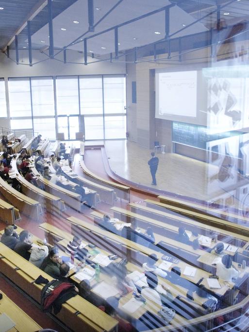 Audimax mit Studierenden an der Technischen Universität in Ilmenau, Deutschland.