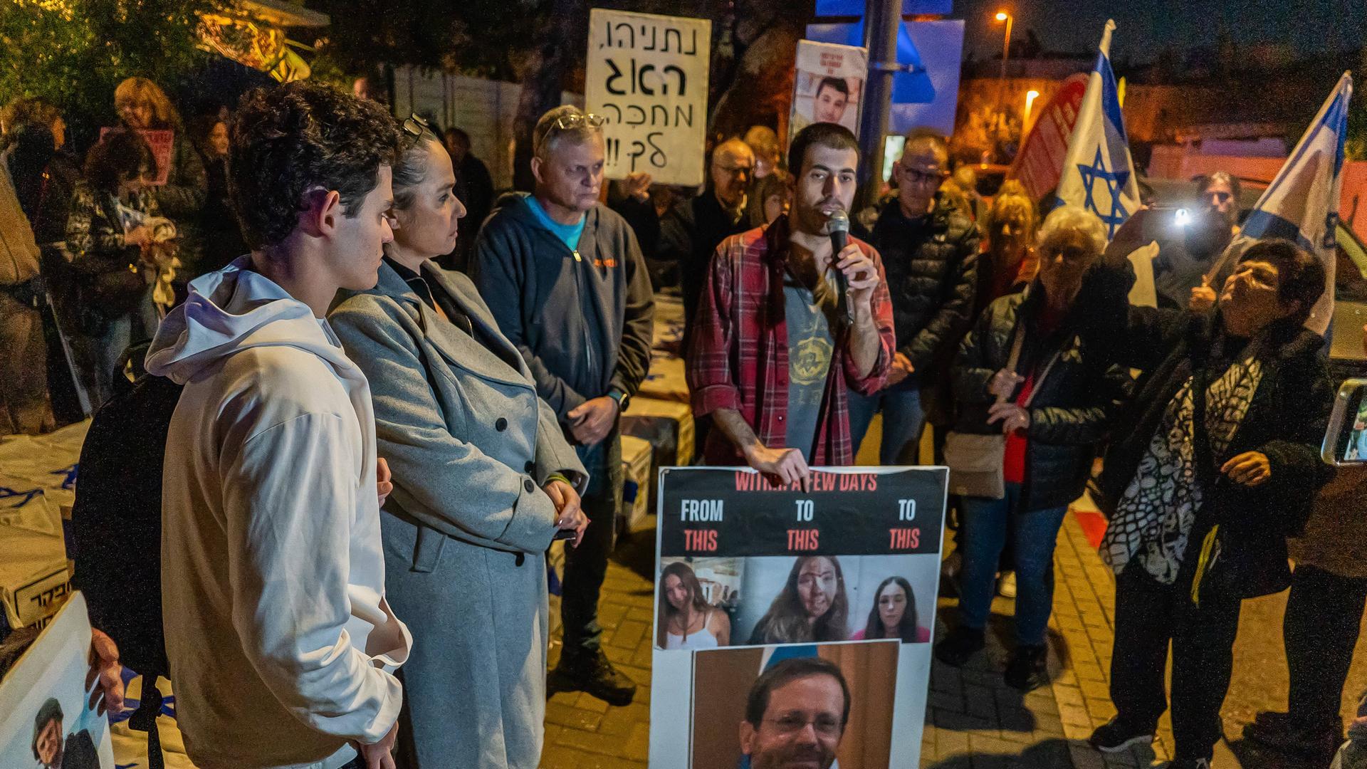 Das Foto zeigt Demonstranten in Tel Aviv mit Fotos ihrer Angehörigen, die von der Hamas verschleppt wurden.