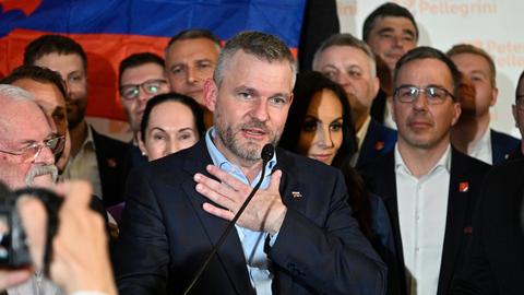 Der Wahlsieger der Stichwahl um das Präsidentenamt, Peter Pellegrini, umringt von Anhängern und Journalisten vor einer slowakischen Flagge.