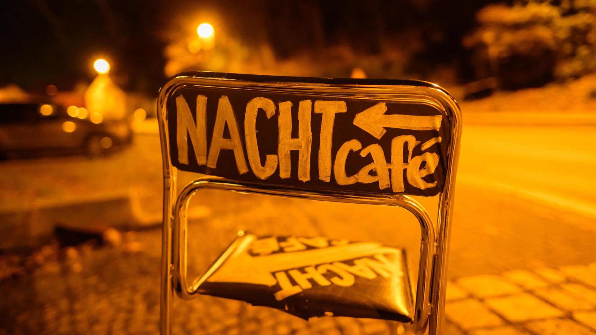 Ein Stuhl mit der Aufschrift "Nachtcafé"