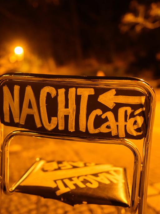 Ein Stuhl mit der Aufschrift "Nachtcafé"