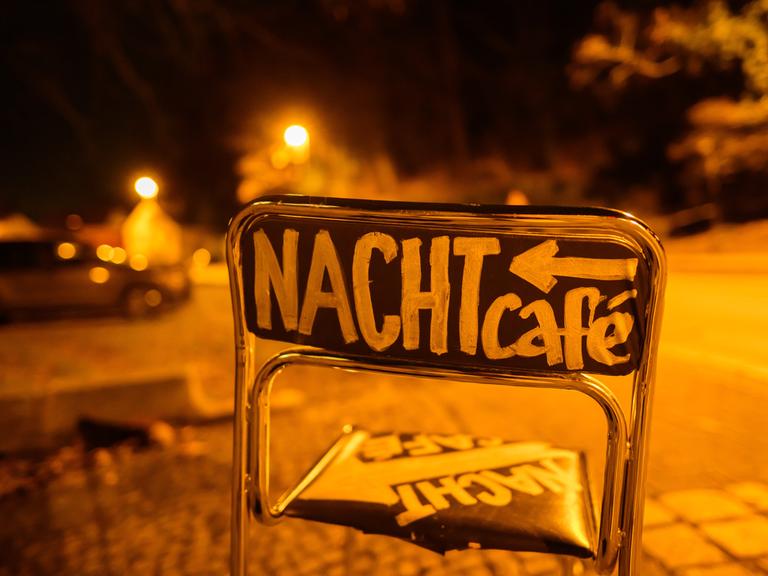 Ein Stuhl mit der Aufschrift "Nachtcafé"