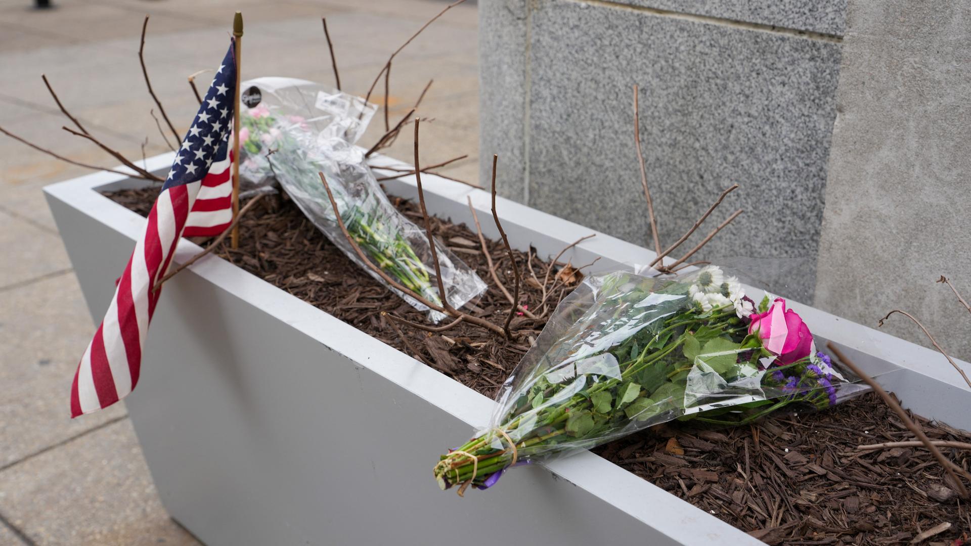 Eine amerikanische Flagge und Schnittblumen in einem Blumenkasten Eine amerikanische Flagge und Schnittblumen in einem Blumenkasten