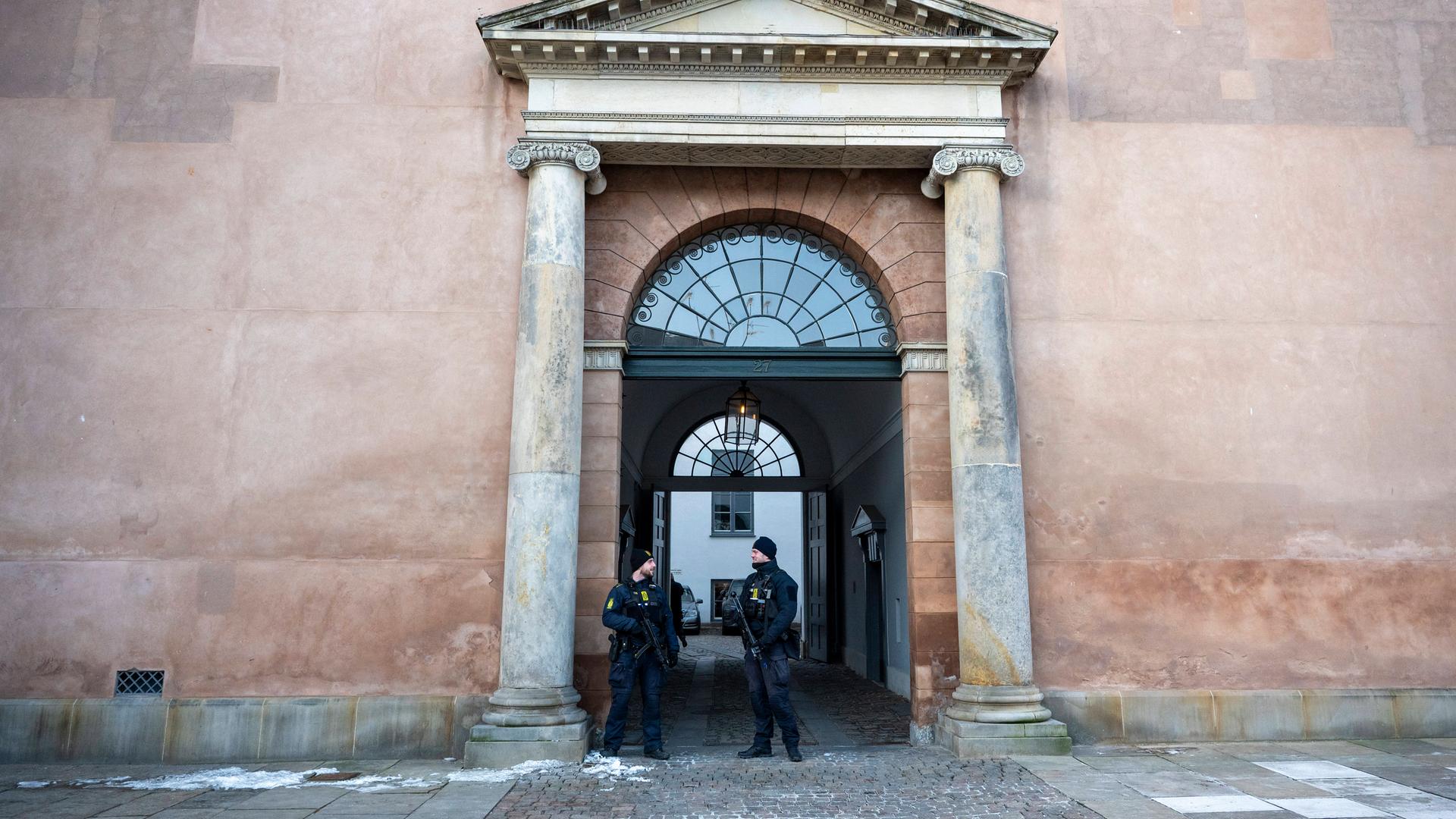 Zwei Polizisten stehen vor dem Eingang eines Gerichtsgebäudes in Kopenhagen. Zwei Polizisten stehen vor dem Eingang eines Gerichtsgebäudes in Kopenhagen.