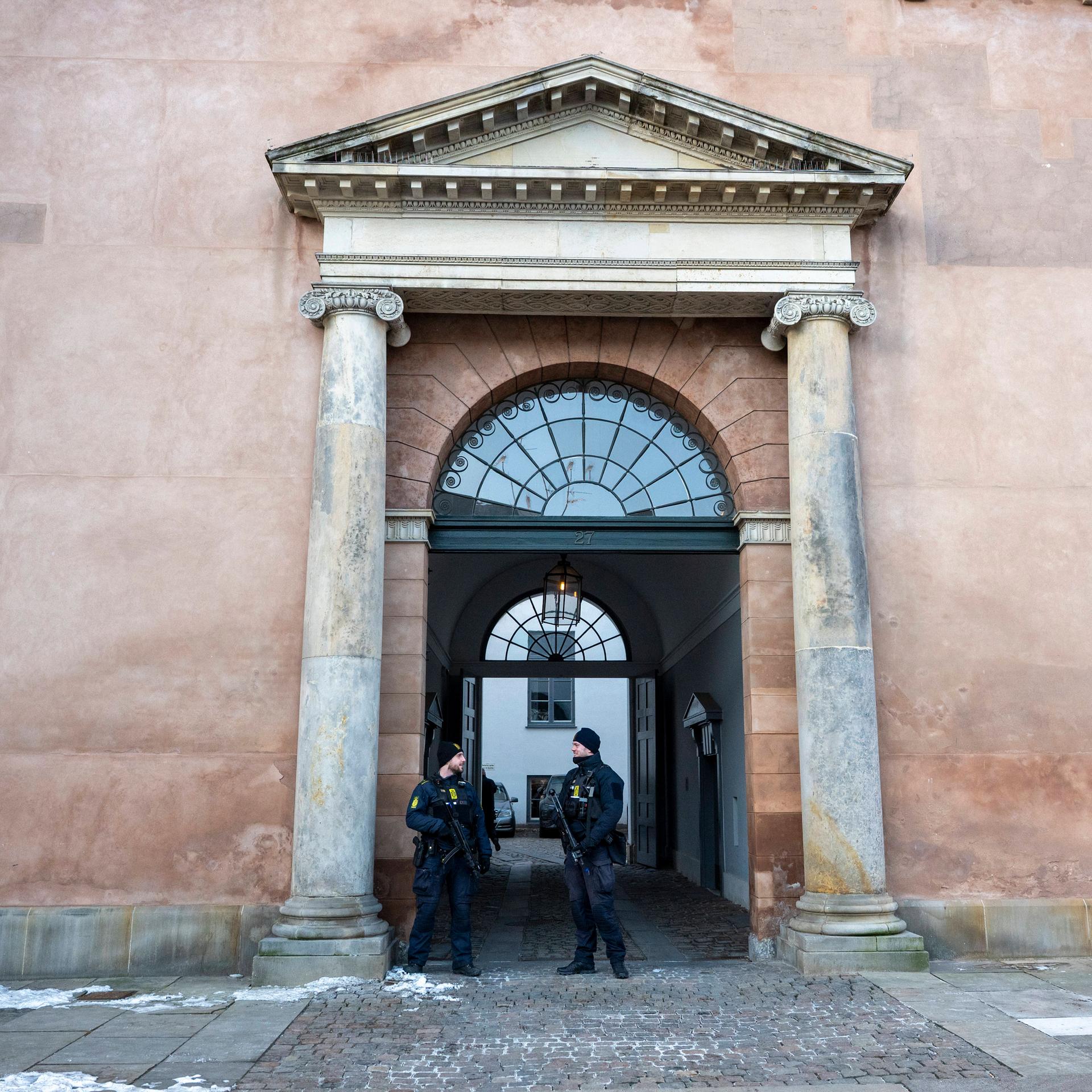 Zwei Polizisten stehen vor dem Eingang eines Gerichtsgebäudes in Kopenhagen.