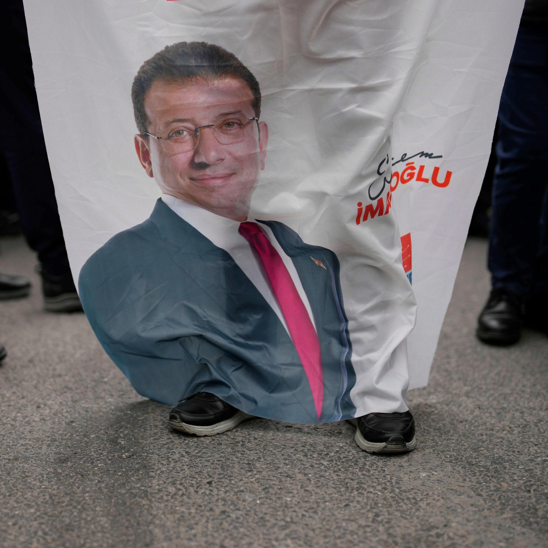 Auf einem Transparent ist das Foto des türkischen Oppositionspolitikers Ekrem Imamoglu von der CHP zu sehen.