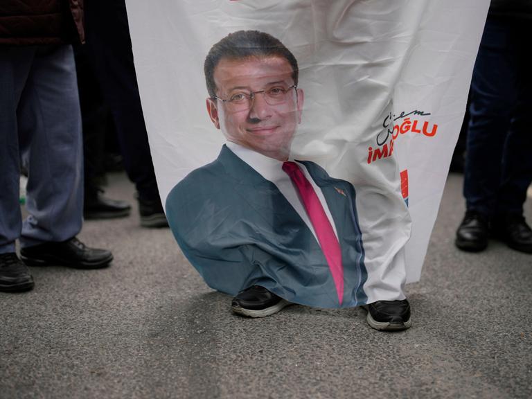 Auf einem Transparent ist das Foto des türkischen Oppositionspolitikers Ekrem Imamoglu von der CHP zu sehen.