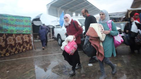Vertriebene im Süden des Gazastreifen tragen ihre letzten Habseligkeiten.